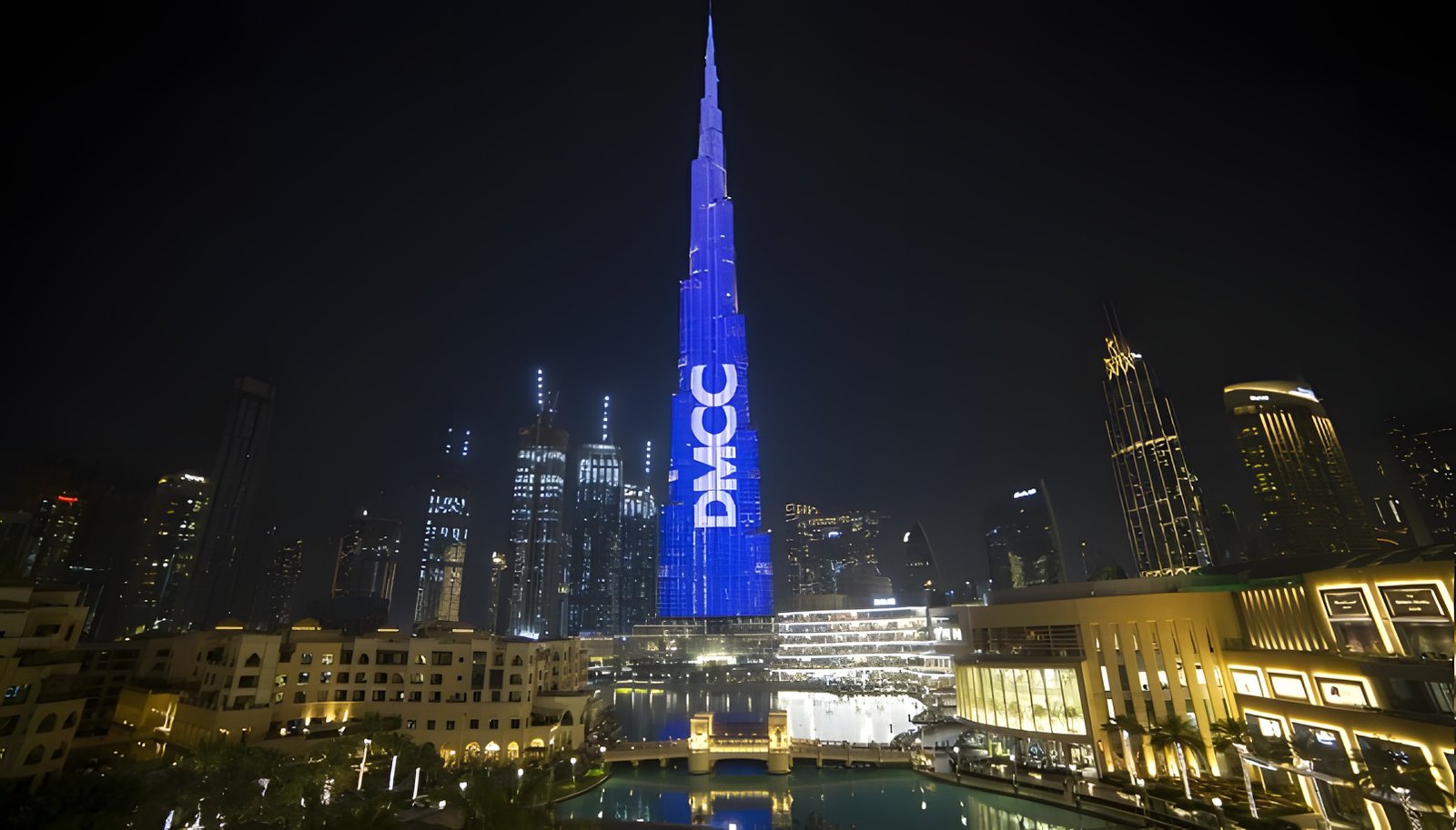 Night view of Dubai associated with international commercialization